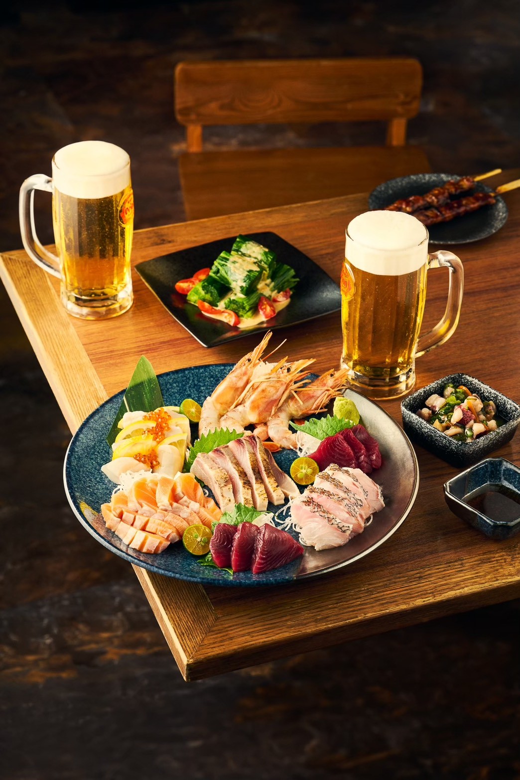 炭伙居酒屋的海鮮料理與餐桌