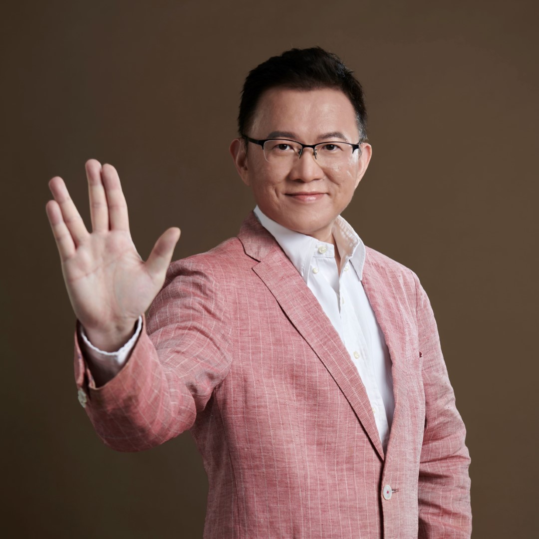 周龍鴻接受人物專訪的個人照片