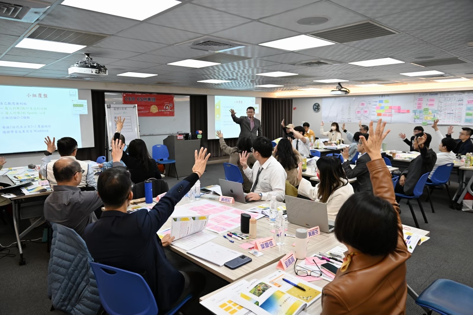 周龍鴻與學員一起學習 Scrum 的課程現場