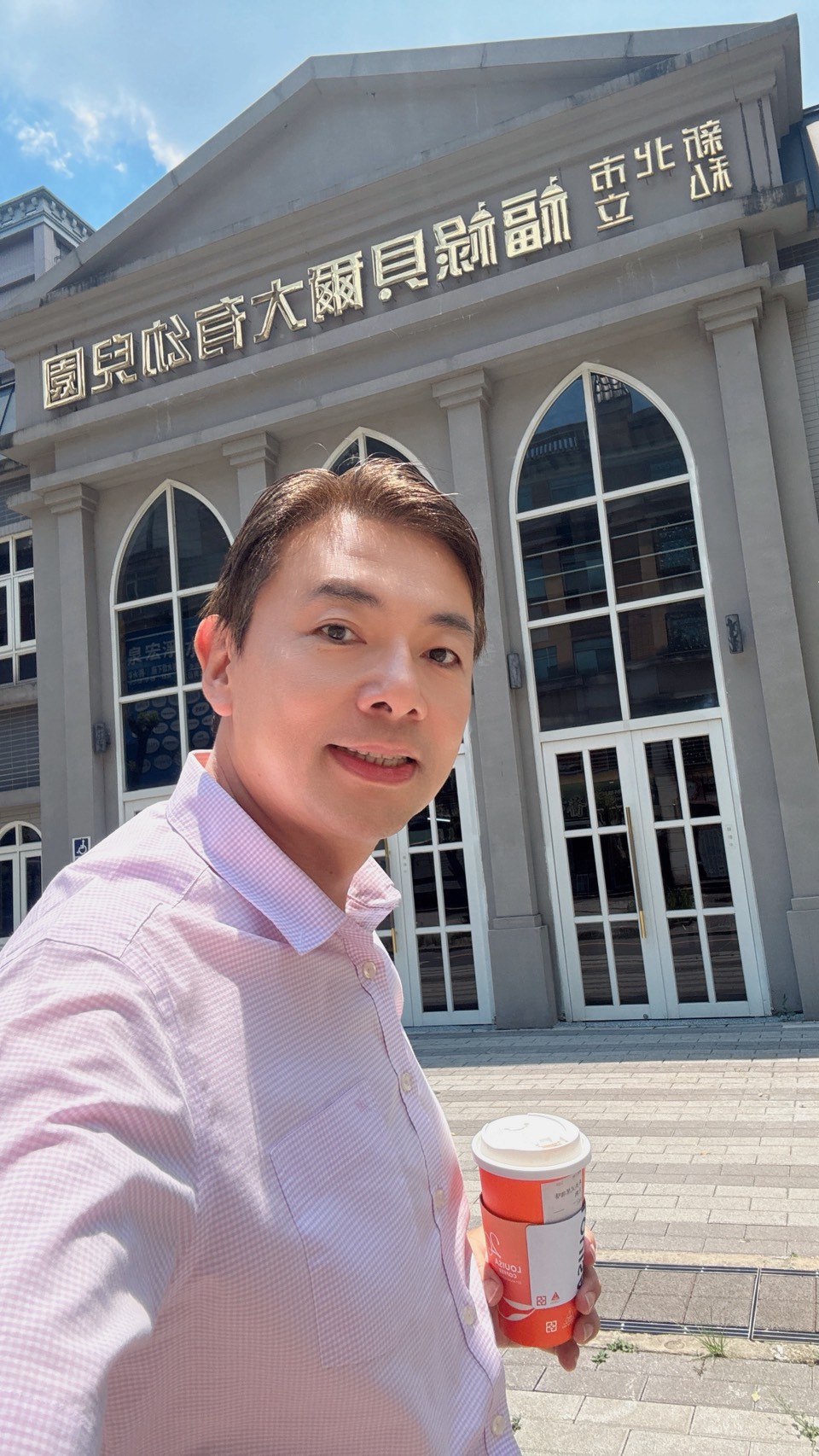 李國禎於福祿貝爾大有幼兒園前