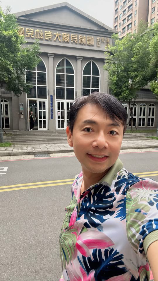 李國禎於福祿貝爾大有幼兒園前
